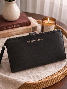 Michael Kors Black wonens Zip Wristlet Wallet